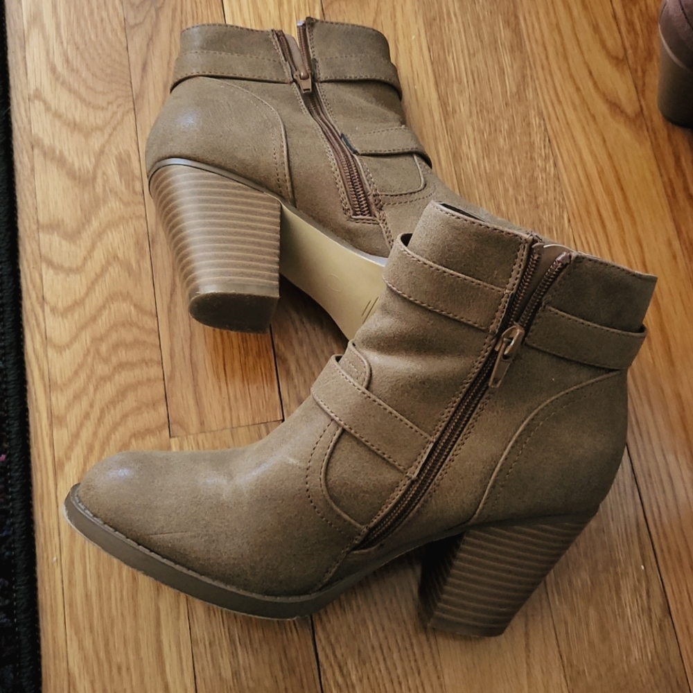 Tan buckle ankle boot 6.5